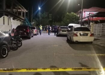  ANGGOTA polis mengawal lokasi kejadian di mana mayat seorang lelaki warga Bangladesh ditanam oleh rakan senegaranya dalam kejadian di tapak pembinaan sebuah rumah banglo di Taman Mutiara Galla, Seremban, Negeri Sembilan. 