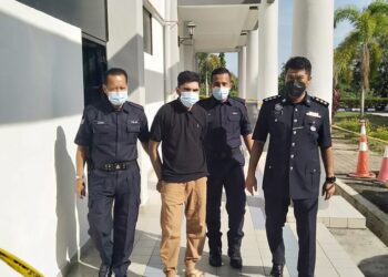 TERTUDUH, Ali Ashtar (dua kiri) dikawal polis setelah didakwa menyebabkan kematian abanganya di Mahkamah Sungai Petani. -UTUSAN/OTHMAN YAHAYA