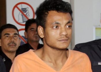 MOHAMMAD Awari Ahmad ketika dibawa ke mahkamah untuk didakwa atas tuduhan dan membunuh di Mahkamah Tinggi Kota Bharu, lima tahun lalu. - GAMBAR FAIL