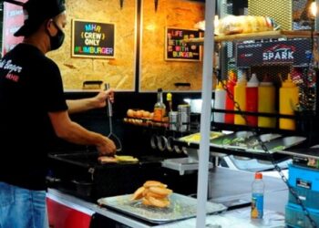 RAMAI peniaga burger dikatakan mengeluh dengan kenikan harga barangan  asas makanan tersebut. yang mernyebabkan mereka sukar meraih keuntungan GAMBAR HIASAN