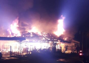 KEADAAN lima rumah teres yang terbakar di New Wah Long di Kampar hari ini. - IHSAN JBPM PERAK