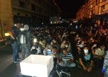 RATUSAN pendatang asing diperiksa oleh petugas Imigresen yang melakukan operasi bersepadu disertai Hamzah Zainudin di Pasar Besar Meru di Klang, Selangor, malam tadi.