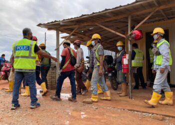 SEBAHAGIAN buruh binaan warga asing yang diperiksa dalam operasi pematuhan SOP PKP oleh sepasukan pihak berkuasa di tapak pembinaan di Mukim 6, Tasek Gelugor, Pulau Pinang.