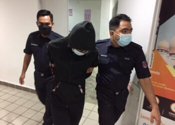 TERTUDUH yang didakwa merogol adik perempuan kandung dibawa keluar dari Mahkamah Sesyen Kuala Terengganu, hari ini. - UTUSAN/ TENGKU DANISH BAHRI TENGKU YUSOFF