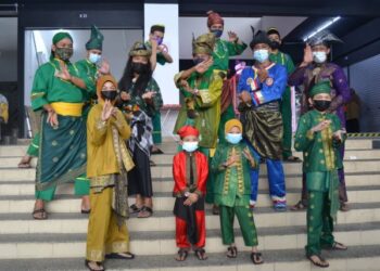 ZAINAL Abidin Mat Kasi (barisan kedua, tengah) bersama ahli PAKMNS bergambar bersama ketika ditemui di Pusat Perniagaan Paroi, Seremban, hari ini. - FOTO/ZAKKINA WATI AHMAD TARMIZI
