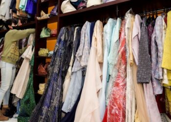 KEBANYAKAN perniagaan butik perkahwinan berdepan cabaran getir sepanjang pelaksanaan PKP. - UTUSAN/MOHD. FARIZWAN HASBULLAH