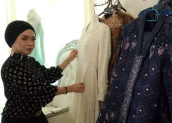 RATNA Emilia Ramlan membersihkan butik De Mia Emylia Bridal di Greenville, Balik Pulau, Pulau Pinang hampir setiap hari meskipun masih tidak dibenarkan beroperasi bagi menyuntik semangat untuk terus bertahan.