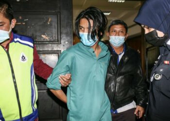 PENDAKWAH selebriti (dua dari kiri) dibawa ke Mahkamah Sesyen Shah Alam, Selangor hari ini untuk menyambung tempoh tahanan reman. - UTUSAN/ZULFADHLI ZAKI
