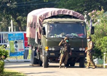 PASUKAN tentera berkawal di pintu masuk sebuah kediaman yang menjadi tempat tahanan beberapa pemimpin politik di Naypyidaw, Myanmar. - AFP
