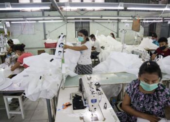 INDUSTRI pakaian menjadi antara penyumbang utama kepada ekonomi Myanmar. - AFP