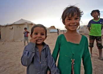 KANAK-kanak dari kem Suweida yang menempatkan penduduk kehilangan tempat tinggal dalam negara disebabkan konflik, berhampiran bandar Marib di utara Yemen. - AFP