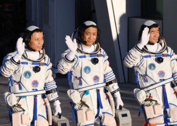 TIGA angkasawan yang berlepas ke stesen Tiangong, Nie Haisheng (tengah), Liu Boming (kanan) dan tang Hongbo (kiri). - AFP