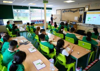 HAMPIR 100,000 pelajar di Britain bakal tercicir dalam pendidikan susulan pandemik Covid-19. - AFP