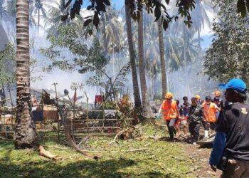 PASUKAN tentera Filipina mengusung mayat mangsa nahas pesawat terhempas di Jolo, wilayah Sulu. - AFP