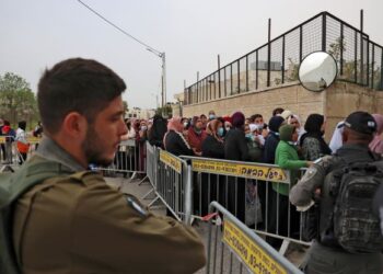 RAKYAT Palestin dikehendaki beratur untuk pemeriksaan kad pengenalan oleh pihak berkuasa Israel di Baitulaham, sebelum dibenarkan masuk ke Baitulmuqaddis bagi menunaikan solat di Masjid al-Aqsa. - AFP