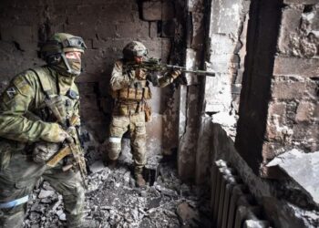 ANGGOTA tentera Rusia berkawal di bangunan yang menempatkab dewan teater di Mariupol, Ukraine. - AFP
