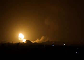 API dan kepulan asap dapat dilihat ketika Zionis melancarkan serangan roket ke Rafah di selatan Semenanjung Gaza, semalam. - AFP