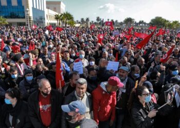 PENYOKONG Parti Ennahda melancarkan demonstrasi menentang Presiden Tunisia, Kais Saied di ibu negara Tunis.-AFP