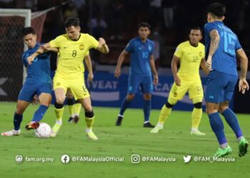STUART WILKIN (dua kiri) berebut bola dengan pemain Thailand sewaktu separuh akhir kedua Piala AFF di Stadium Thammasat, Thailand, hari ini. - Gambar ihsan FAM