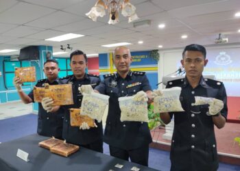 SOFFIAN Santong (dua dari kanan) menunjukkan dadah yang dirampas daripada satu sindiket dalam beberapa serbuan di sekitar daerah Timur Laut, Pulau Pinang pada 29 hingga 30 Disember tahun lalu. - PIX: IQBAL HAMDAN