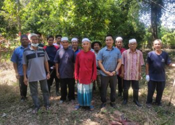 KAMARUL Azman Khamis bersama penduduk Kampung Lubok Merbau Pedu dan Lubok Merbau Jaya 
melakukan aktiviti gotong-royong membersihkan kubur hari ini.- UTUSAN