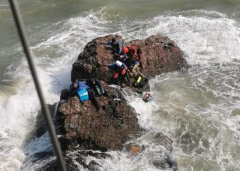 MARITIM Malaysia menemukan lima pemancing yang terkandas dekat Pulau Batu Berantai selepas bot dinaiki mereka dibadai cuaca buruk kira-kira 1.4 batu nautika dari Pantai Jeram di Kuala Selangor, Selangor.