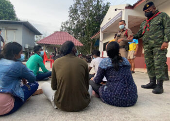 PIHAK berkuasa keselamatan Thailand menyoal siasat warga Myanmar yang ditahan di Sadao. - AGENSI