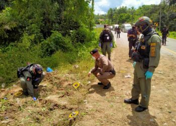 LETUPAN bom di tepi jalan raya dekat Sungai Padi di Narathiwat menyebabkan dua anggota renjer cedera. - AGENSI