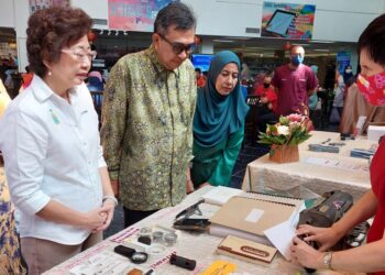 TAN Lean Kee (dua dari kiri) bersama Datuk Mustafa Kamal Ahmad (tiga dari kiri) melawat gerai pameran sempena Majlis Pelancaran Buku Braille dan Pertandingan Membaca Braille sempena sambutan Hari Braille Sedunia 2023 di PPAPP Seberang Jaya, Pulau Pinang hari ini.