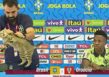 PEGAWAI media Brazil bertindak melemparkan kucing ke lantai ketika sidang akhbar berlangsung.