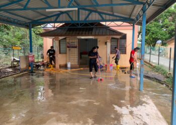 SUKARELAWAN Squad Warga Prihatin dan NGO Terra Pong Food Relief Hulu Langat membantu membersihkan pasca banjir di Temerloh, Pahang.
