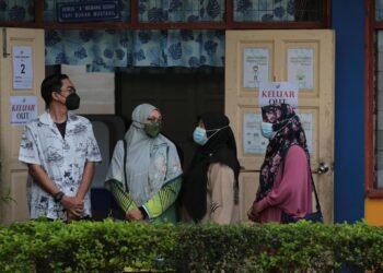 SEBAHAGIAN pengundi yang menunaikan tanggungjawab mereka untuk memilih Ahli Parlimen Padang Serai pada PRU15 di SK Bukit Selarong, Padang Serai di Kulim. -UTUSAN/SHAHIR NOORDIN