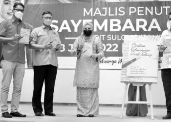 NORAINI Ahmad (dua dari kanan) dan Mohd. Ekhwan Toriman (dua dari kiri) ketika  perasmian Program Sayembara Cerpen Parit Sulong.