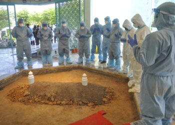 Petugas pengurusan jenazah mengetuai bacaan doa selepas jenazah Allahyarham Sakaran Dandai selesai disemadikan di Makan Pahlawan, Masjid Negeri Sabah di Kota Kinabalu hari ini