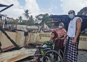 NURISAH Tahir melihat rumah pusakanya yang hangus sepenuhnya dalam kejadian kebakaran di Kampung Durian Daun, Melaka pada 14 April 2021. - UTUSAN/DIYANATUL ATIQAH ZAKARYA