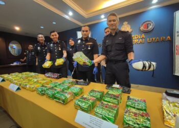 MOHD. SHUHAILY Mohd. Zain menunjukkan sebahagian dadah yang dirampas daripada sindiket yang didalangi tujuh individu dalam sidang akhbar di IPD SPU, Butterworth, Pulau Pinang hari ini. - Pix: IQBAL HAMDAN