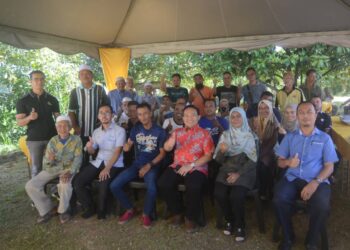 WAN SAIFUL Wan Jan (duduk, tiga dari kanan) ketika menghadiri mesyuarat penubuhan kelompok Tani Nyior Sebatang, di Tasek Gelugor, Pulau Pinang hari ini. - Pic: IQBAL HAMDAN