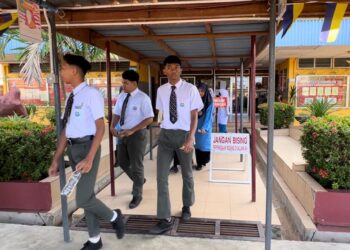 CALON yang menduduki SPM kelihatan keluar dari dewan selepas selesai menjawab soalan peperiksaan di Sekolah Menengah Kebangsaan (SMK) Arau, Perlis, hari ini. -UTUSAN/ASYRAF MUHAMMAD
