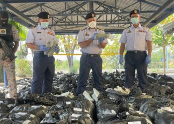 MOHD ZAWAWI ABDULLAH (dua dari kanan) menunjukkan daun ketum yang dirampas dalam sidang akhbar di Maritim Malaysia, Zon Kuala Perlis, Kangar, Perlis  hari ini.- UTUSAN/NAZLINA NADZARI