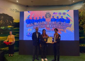 NG Jing Xuen menerima sijil penghargaan atas kecemerlangannya meraih emas di Sukan SEA Kemboja yang disampaikan Timbalan Menteri Belia dan Sukan, Adam Adli Abd. Halim di The Mines Resort & Golf Club hari ini.
