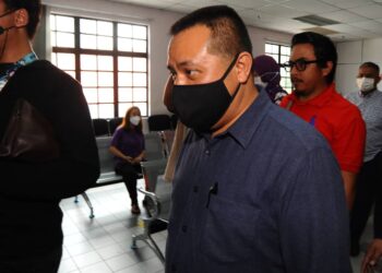 Khairul Anuar  dibawa ke  Mahkamah Sesyen Johor Bahru hari ini untuk didakwa atas pertuduhan menipu penyata gaji.