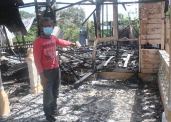 Mohd. Shah menunjukkan tempat duit simpanannya  berjumlah  RM22,000 ribu yang hangus terbakar dalam kejadian  kebakaran di  Kampung Seri Bunian, di Pontian, disini, hari ini.
