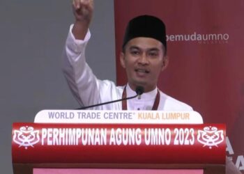 SAIFUL Fariddil Jasmi  berucap pada Perhimpunan Agung Pergerakan Pemuda UMNO, semalam.-UTUSAN