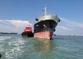 SEBUAH kapal tangki serta bot tunda ditahan Maritim Malaysia Pulau Pinang semalam selepas didapati gagal memaklumkan Pengarah Jabatan Laut untuk melakukan aktiviti pemindahan minyak 'Ship to Ship' (STS).