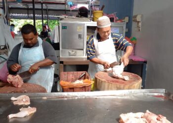 HAMZAH Othman memotong ayam di Pasar Besar Melaka. - UTUSAN/AMRAN MULUP