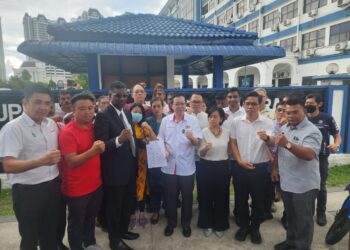 LIM Guan Eng dan RSN Rayer serta sebahagian pemimpin dan ahli DAP dalam sidang akhbar selepas membuat laporan terhadap Muhammad Sanusi Md. Nor di IPD Timur Laut, Pulau Pinang hari ini.