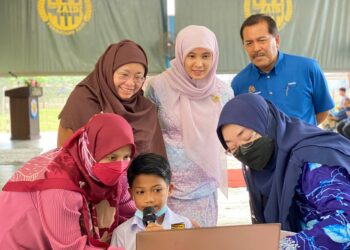NURUL IZZAH Anwar (tengah) bersama Norlela Ariffin (empat dari kanan) pada majlis penutup Program JomBaca di SK Tanah Liat, Bukit Mertajam, Pulau Pinang semalam.