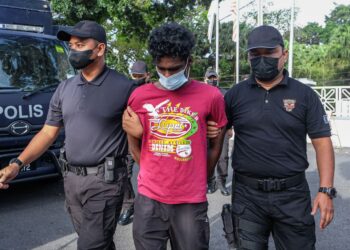 TERTUDUH hanya mengangguk faham selepas pertuduhan dibacakan jurubahasa mahkamah di hadapan Majistret Tan Chai Wei di Mahkamah Majistret Jasin, Melaka. - UTUSAN/SYAFEEQ AHMAD