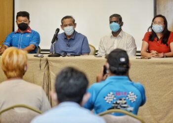 AMINUDDIN Harun (dua dari kiri) dalam sidang akhbar di Port Dickson hari ini bagi mengumumkan bertanding merebut jawatan Ketua Cabang PKR Port Dickson dalam Pemilihan PKR 2022.-UTUSAN/MOHD. SHAHJEHAN MAAMIN