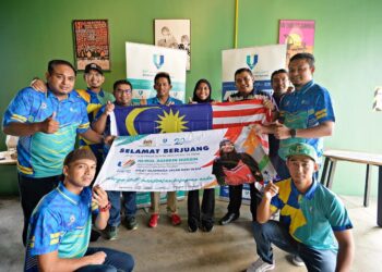 NURUL ASHIKIN Hussin (tengah) bersama  jurulatih dan Profesor Madya Dr. Rusllim Mohamed dalam program meraikan atlet Sukan SEA Hanoi di Gambang, Pahang. - IHSAN UMP